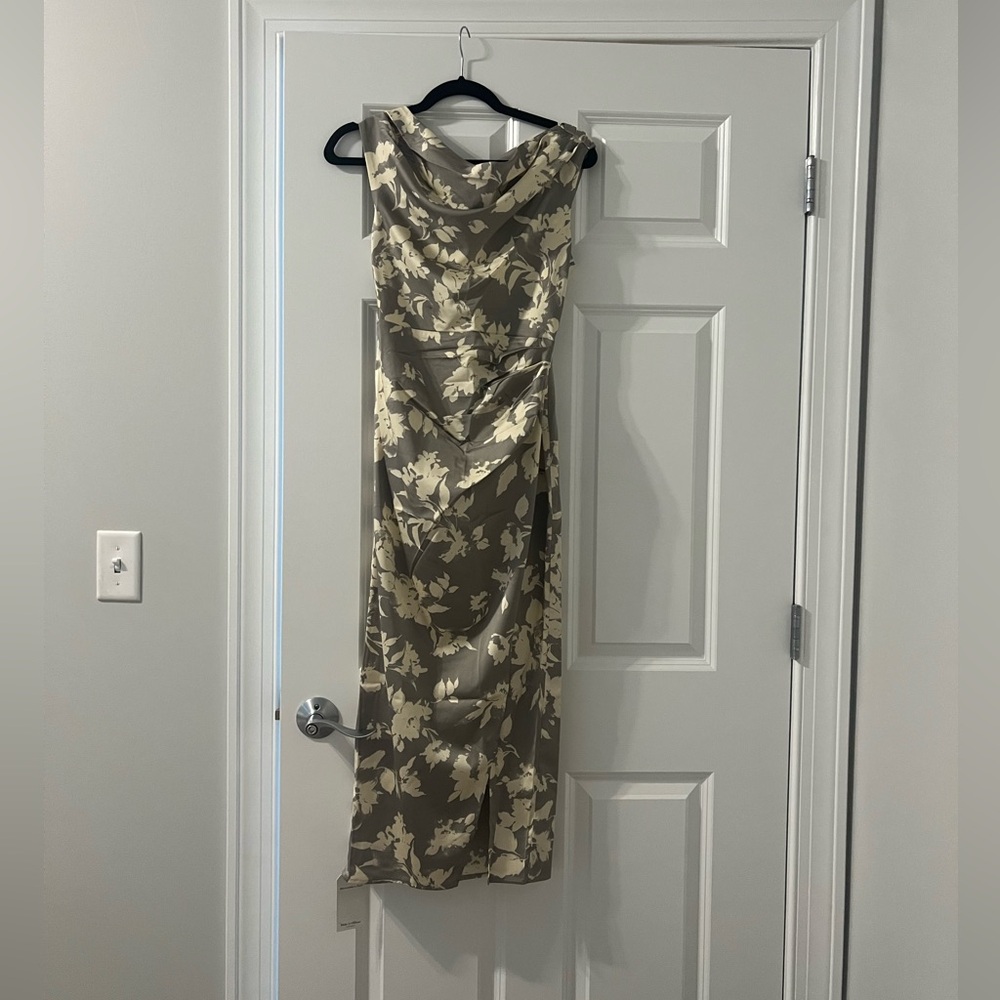 Abercrombie & Fitch Stretch Satin Draped Midi Dress in Grey Floral - Picture 5 of 9